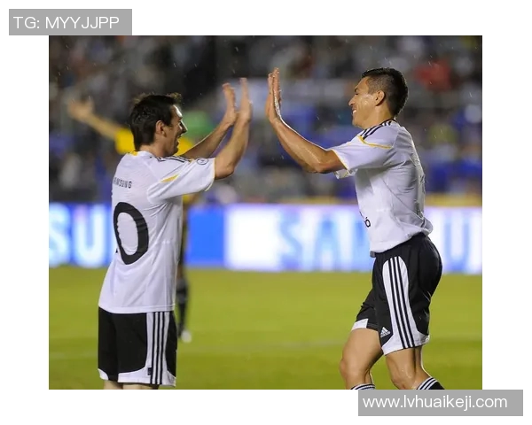 娱乐明星与足球明星的精彩相遇揭示了他们背后的故事与友谊 娱乐明星与足球明星的精彩相遇揭示了他们背后的故事与友谊